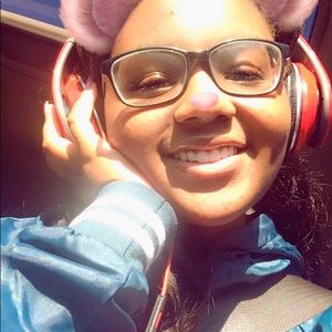 Meet your Posher, Damia